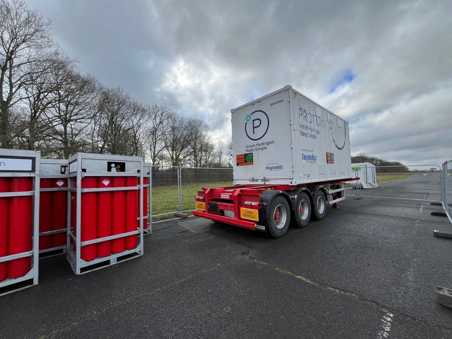MCP (Mobile Catenary Platform) and tube trailer for green hydrogen transport and storage solution.